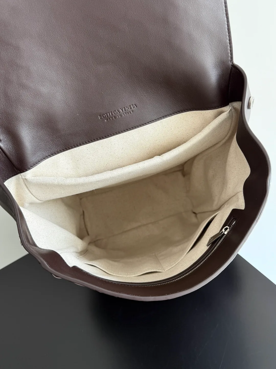 Batch 2560 Bottega Veneta's new Back To School backpack uses the iconic Intrecciato weaving leather process. Craftsmen use fine soft calfskin to weave it by hand. The weaving is tight and regular, and the texture is three-dimensional. The luster of the leather is super high-end, and the woven design of two different leathers creates a unique sense of layering. The flip-open design is equipped with two external flap pockets. It is super versatile whether it is for work, travel or daily life, and the capacity is also very practical.  The Back-To-School backpack is lighter than previous backpacks, and the space is large but not bulky. There are compartments for laptops and documents on the inner layer. The style is personalized, and it looks good and is easy to match. Carrying this backpack will double your chances of returning! Style number: 805971 Size: 39*31*14cm